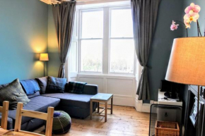 Bright Modern Arthurs Seat 2 Bedroom Apartment